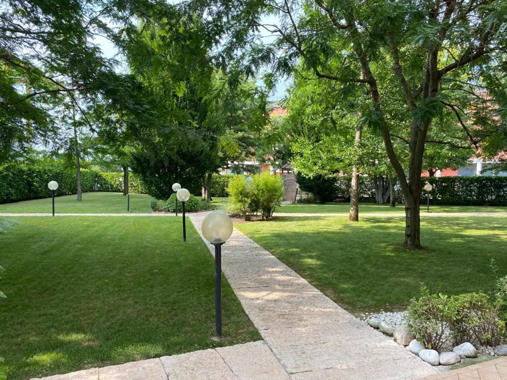 Appartamento Il Faro con giardino in Residence con piscina Desenzano del Garda Esterno foto